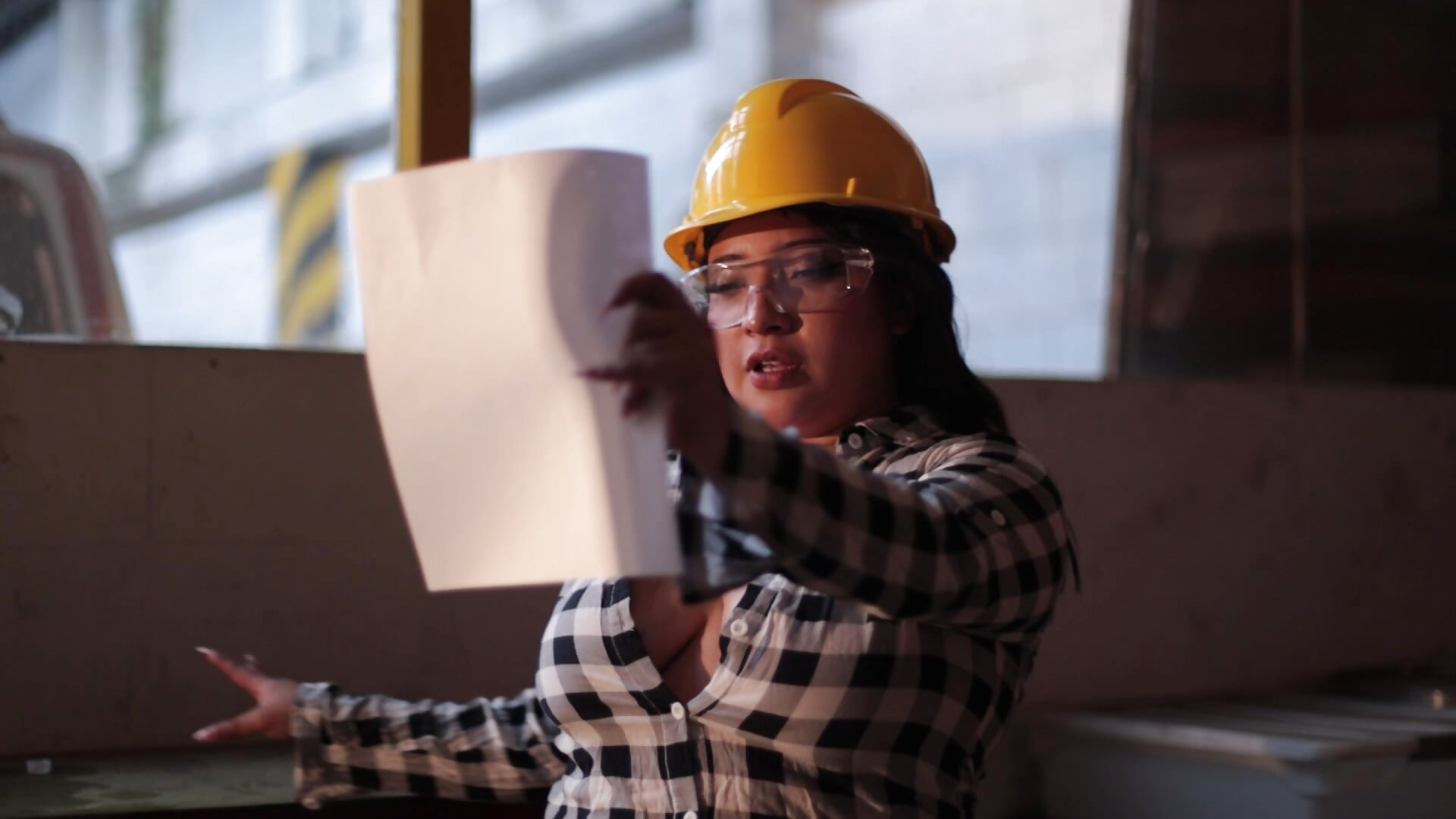 At work 🚧👷‍♀️🏗 – video af Emma_monserrat cam-model