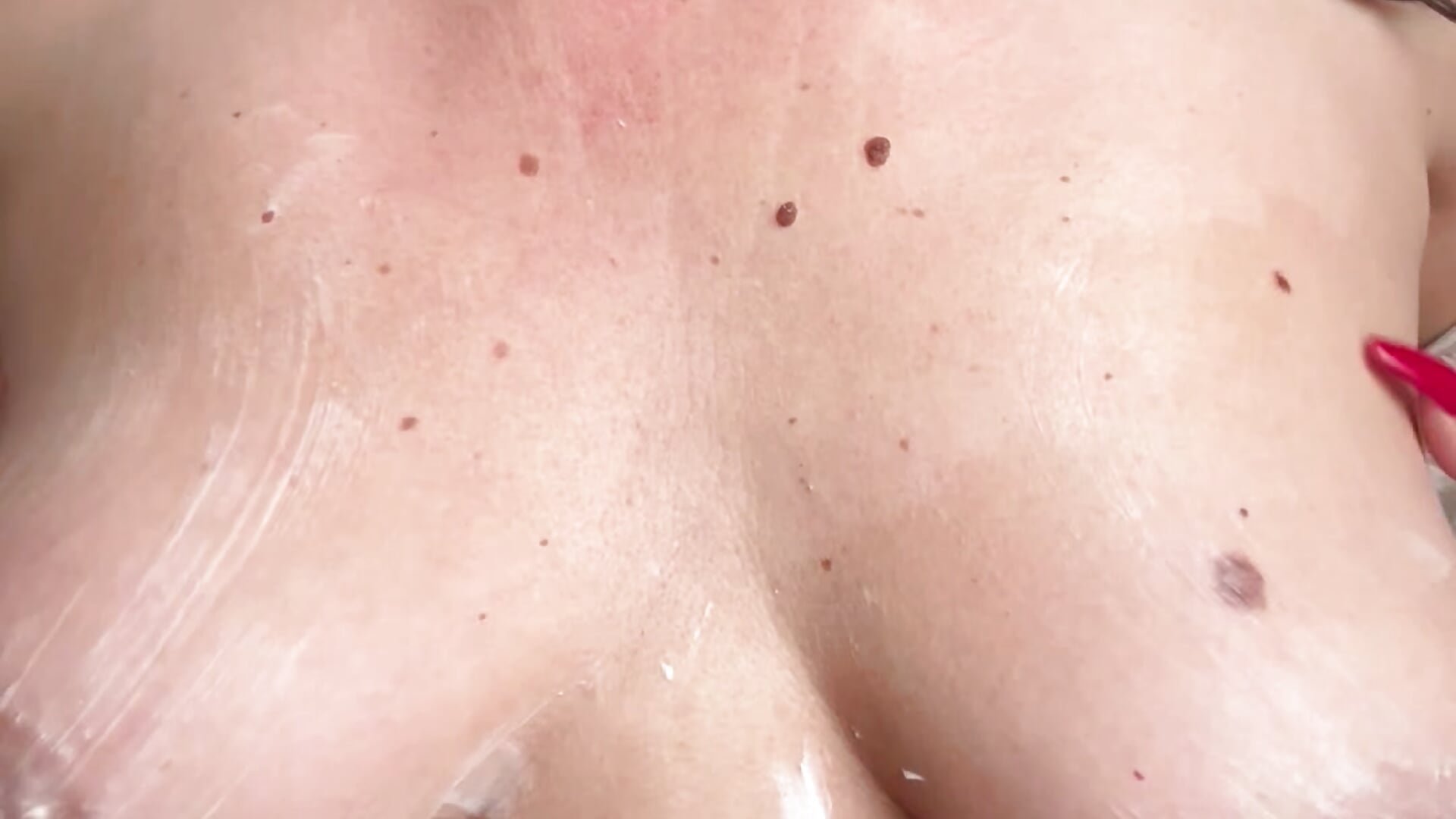 Creaming boobs with thick cream 😘– Dagmar92 kameramodell videója