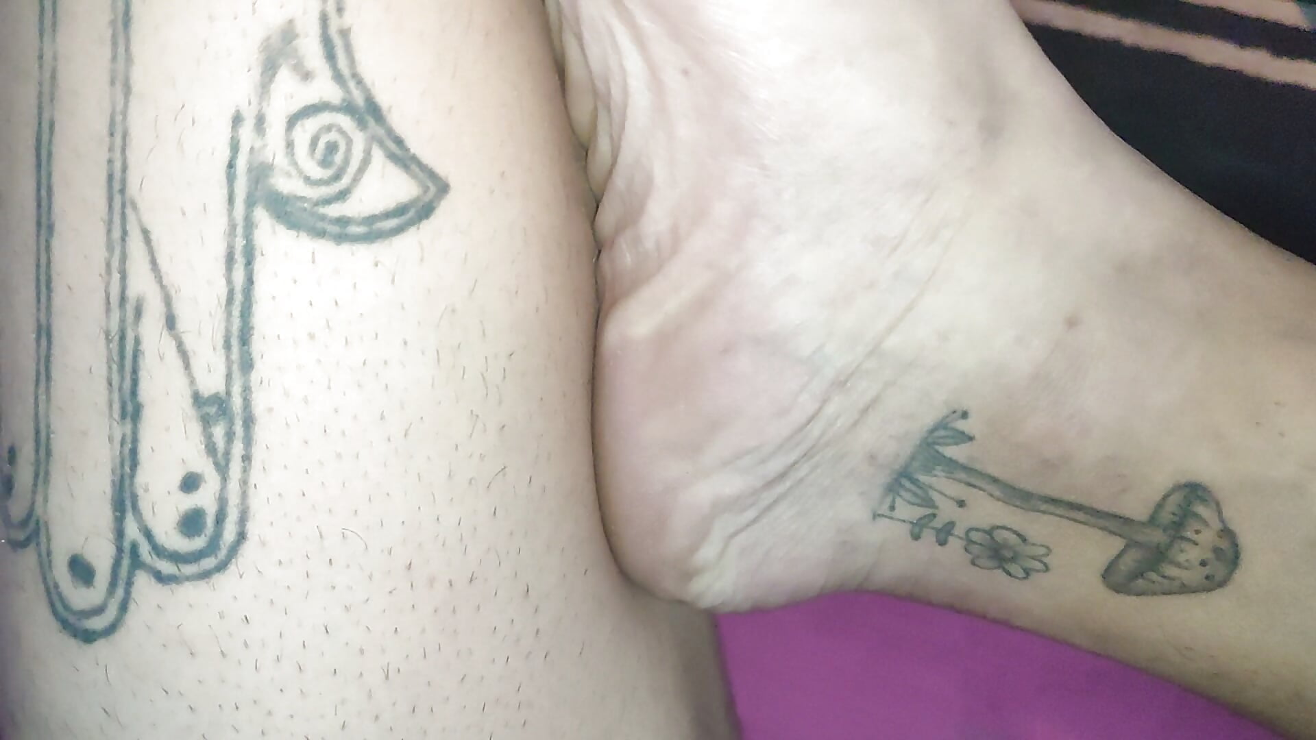 Tattoo guy – video modela na kameri zikaadorskss