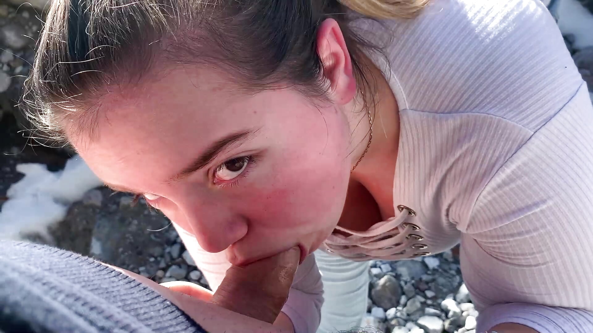 Outdoor Doggy gefickt mit Cumshot in den Mund - video by Kimberly-Caprice cam model