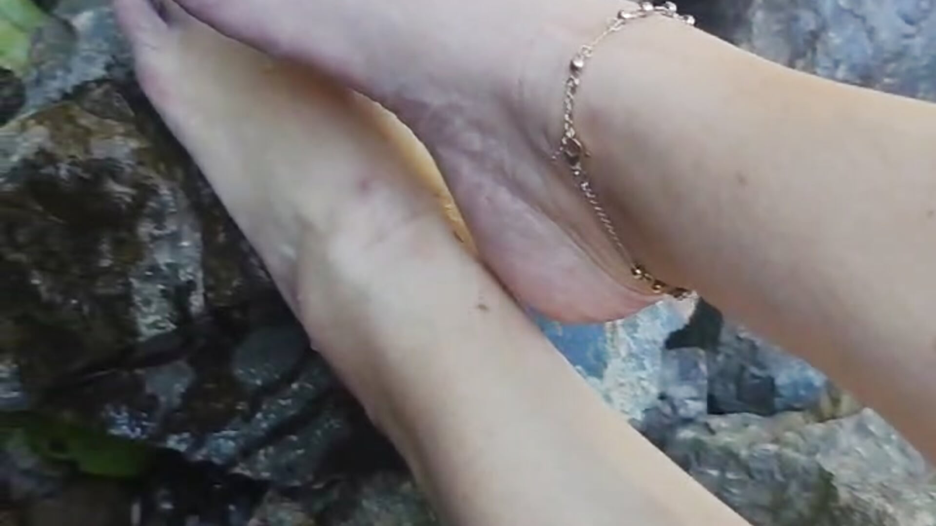 Beautiful feet in the water. 😋🤤