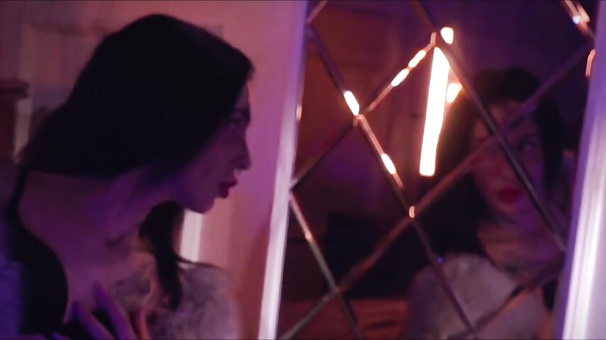 sexy sensual body teasing you – video af Maila_Addams