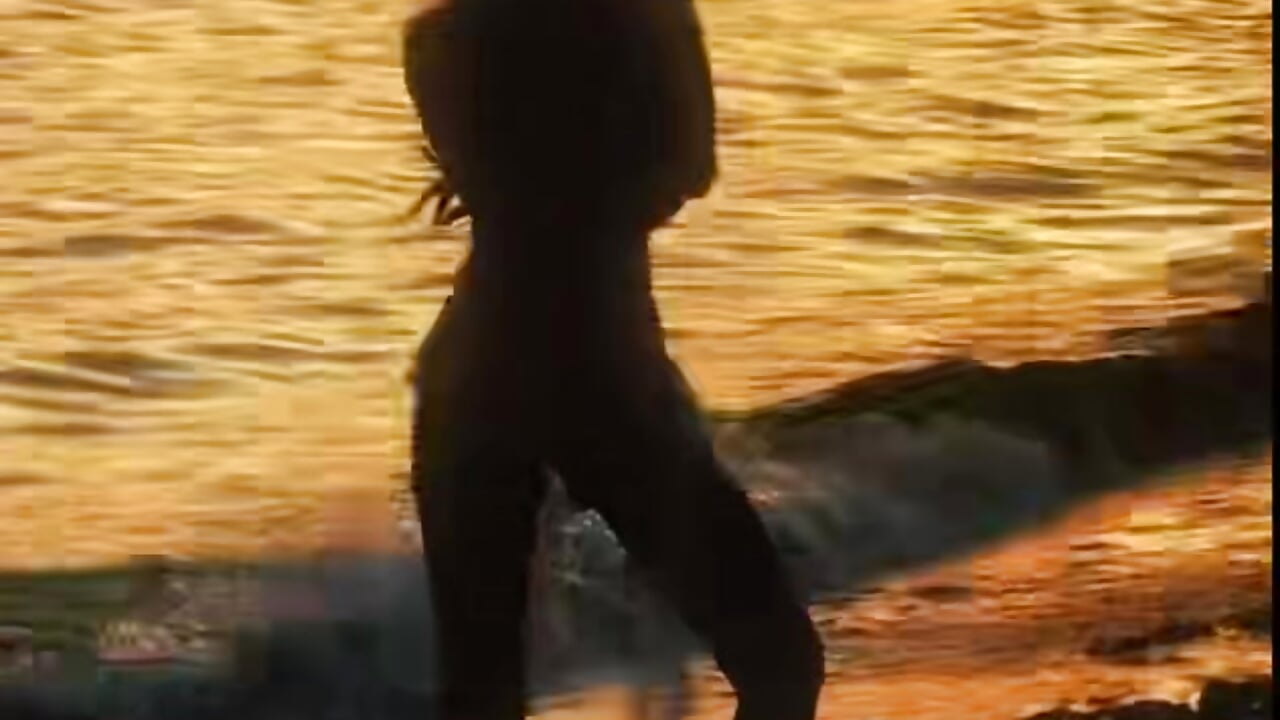 踏着晚霞，我在海边轻轻踏浪 - video oleh S-wan kamera model