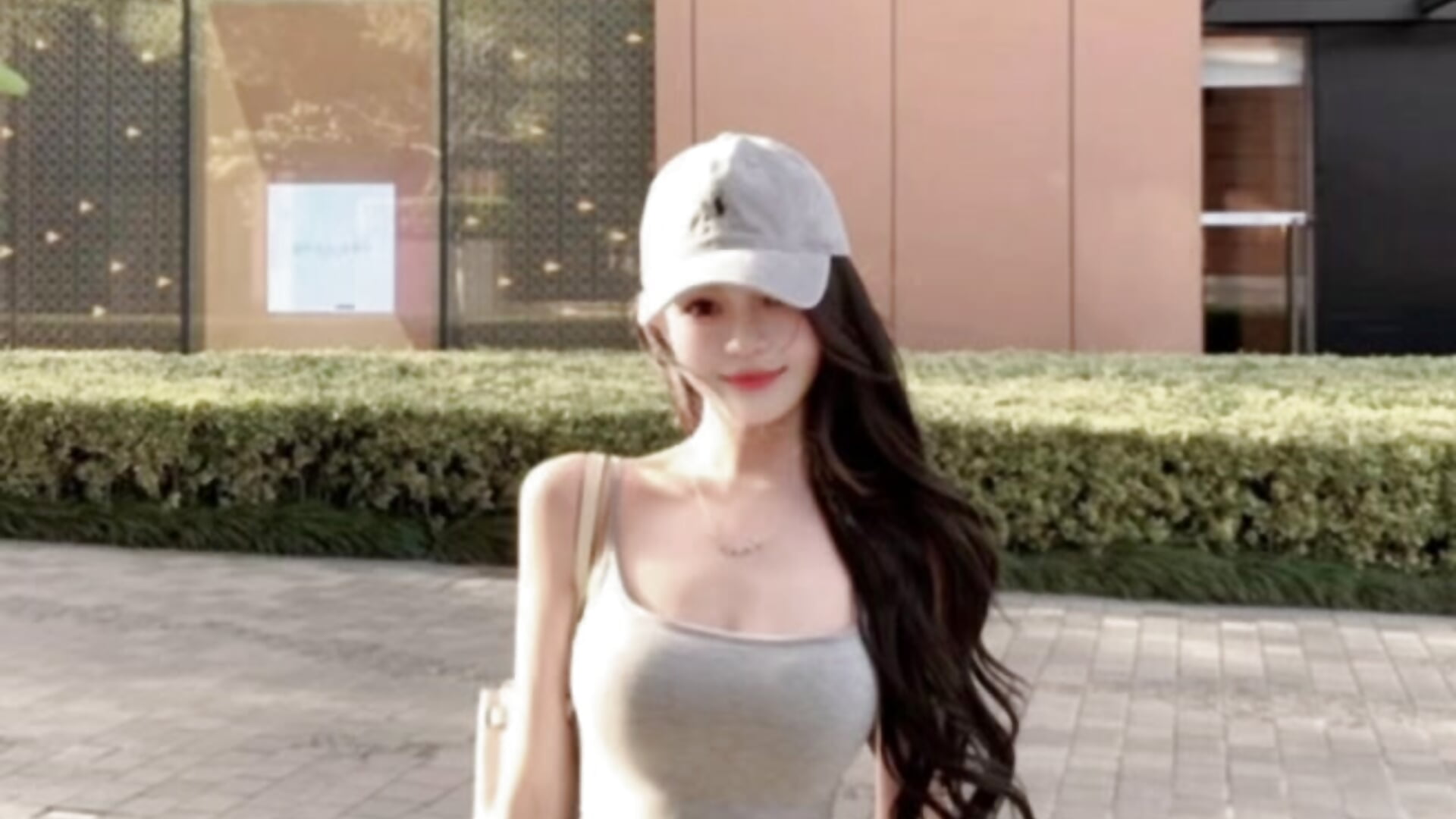 时光不停的在转动，现在你是谁的英雄~ - video by S-wan cam model