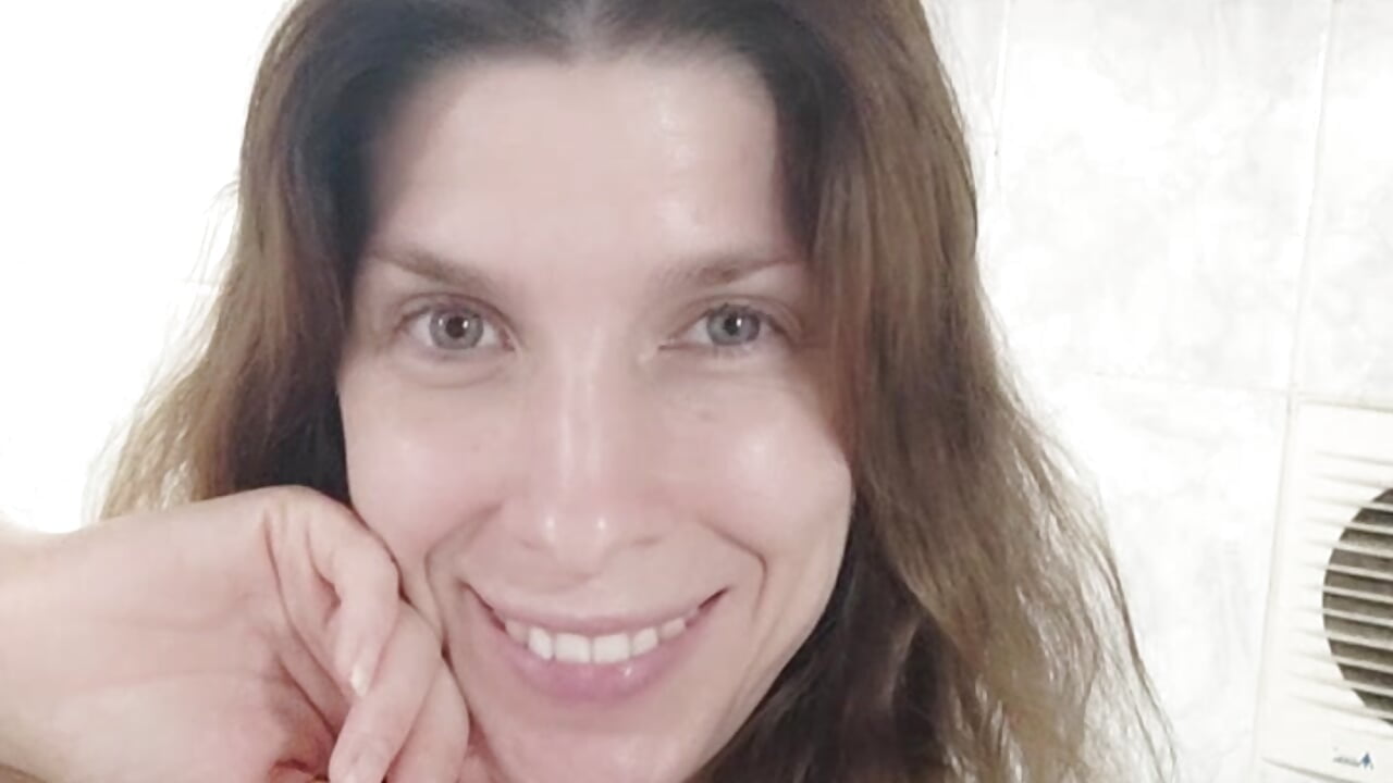 Me and my bathroom ceiling – video od webkamerové modelky YourSuperModel