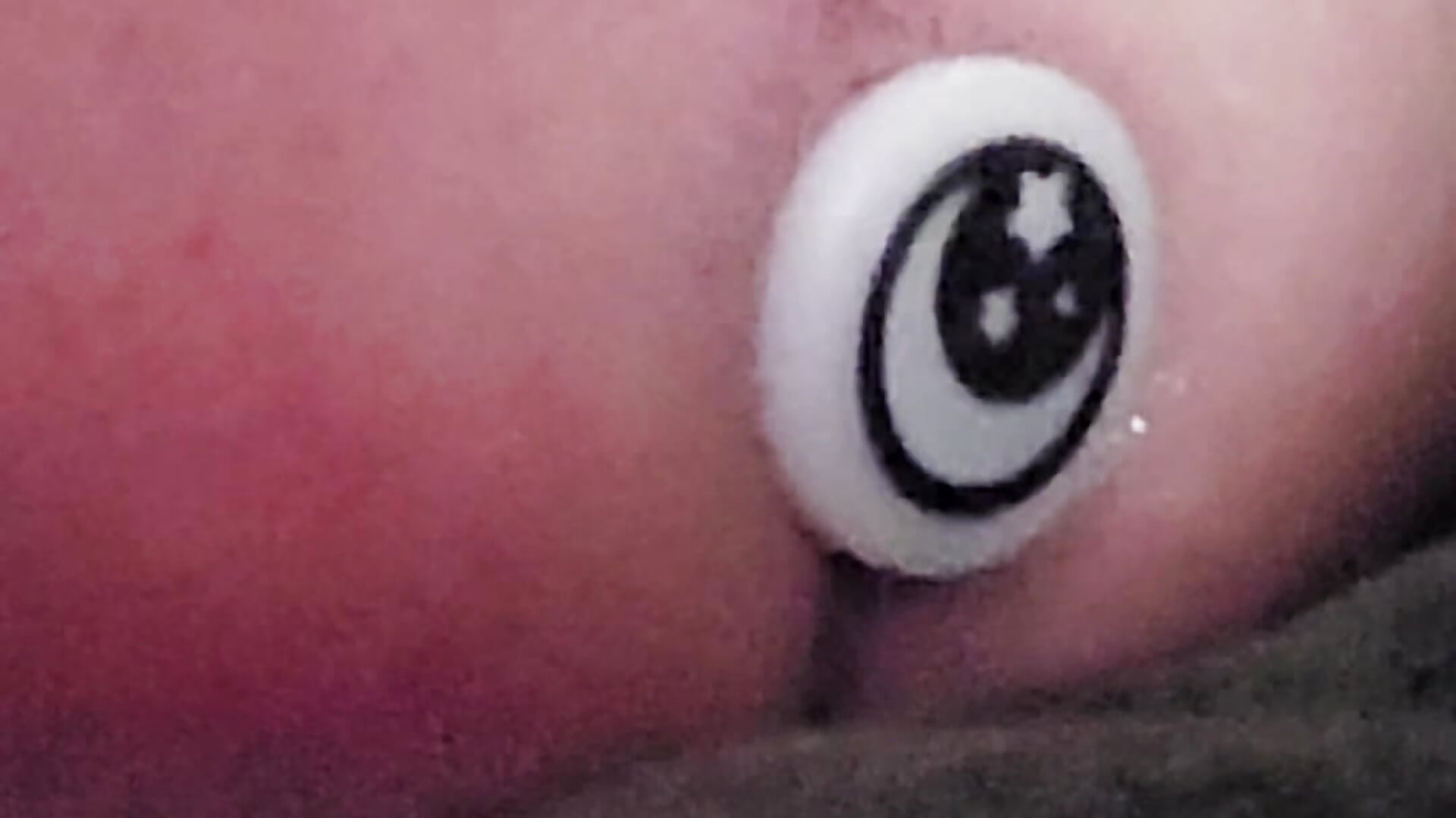 Playing with my plug – video od webkamerové modelky instant_play