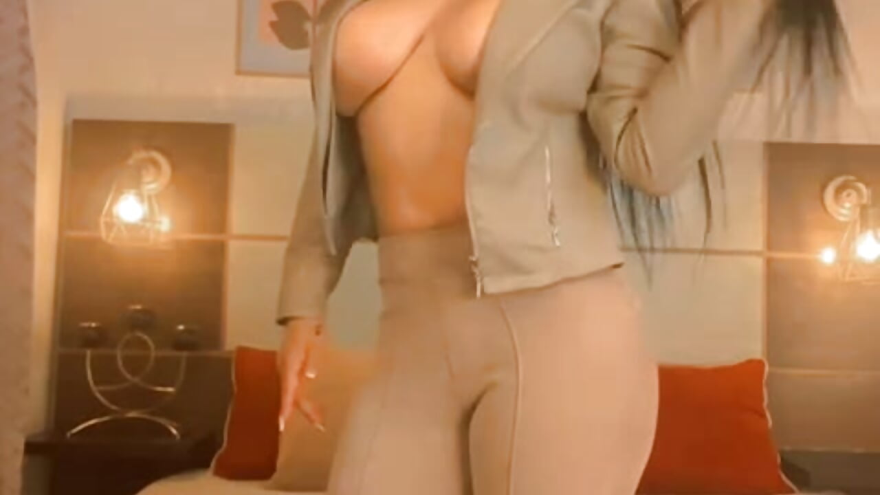 look what I have below - video by jhasly_am cam model