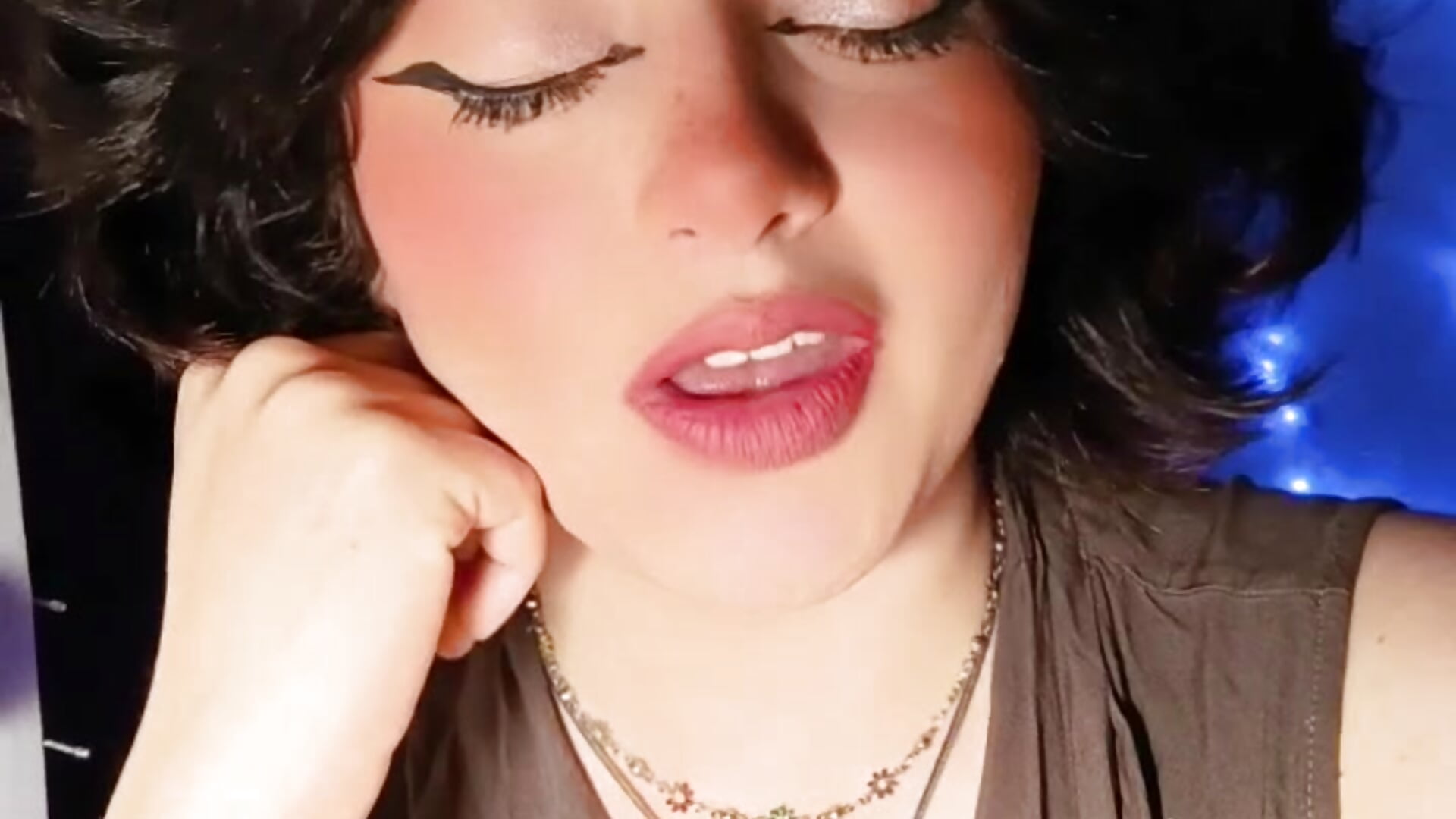 Hello ... Moment music latina – видео вебкам-модели Lin-cute