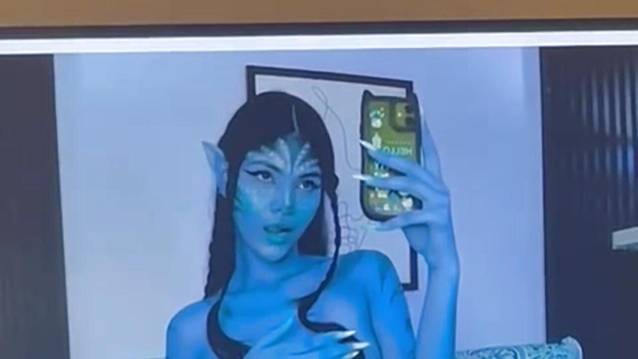 si llegas mas de 50 likes me disfraso otra vez de avatar  💙 - video by aisha_sakina cam model