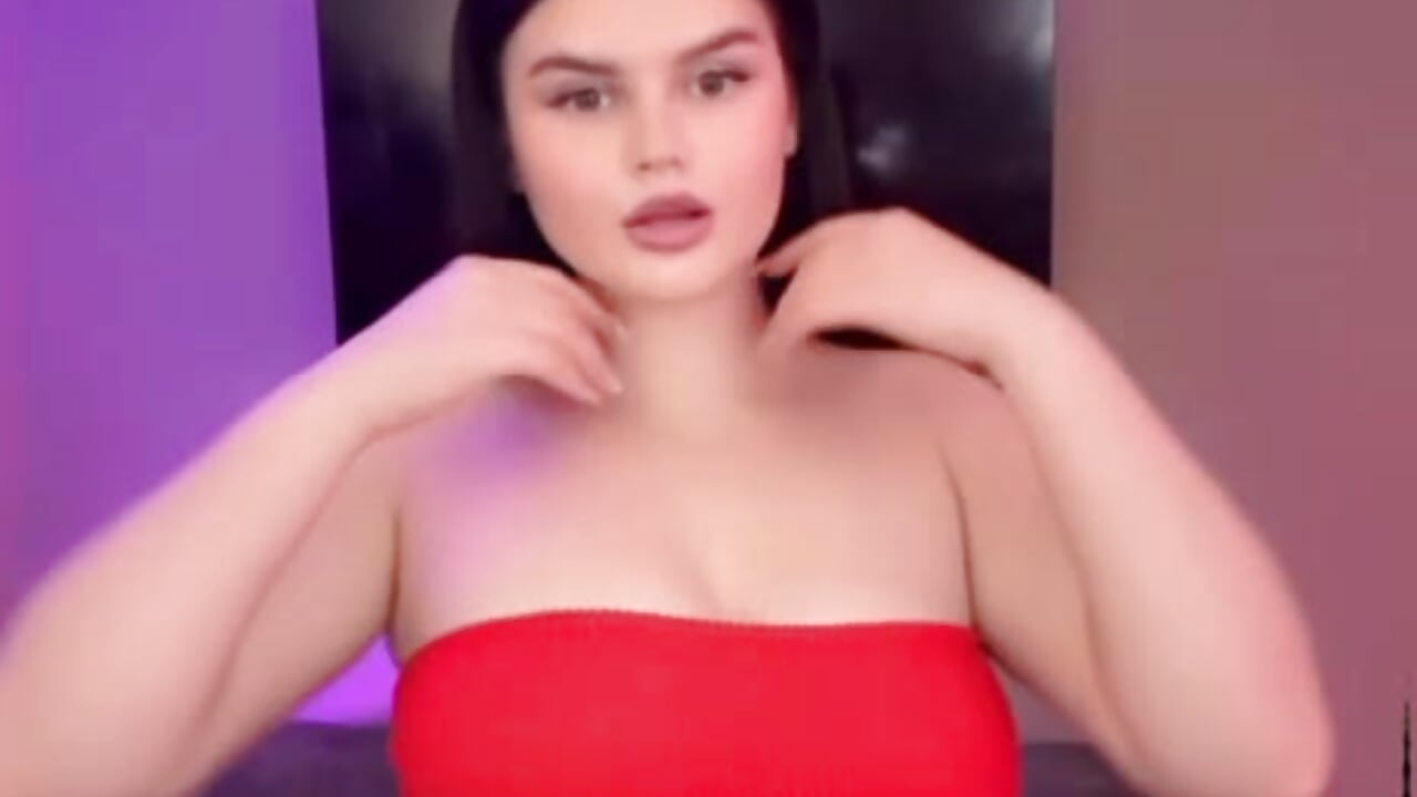 You like the big chest in that red top, don’t you? - Video von Lora_Secret Cam-Model