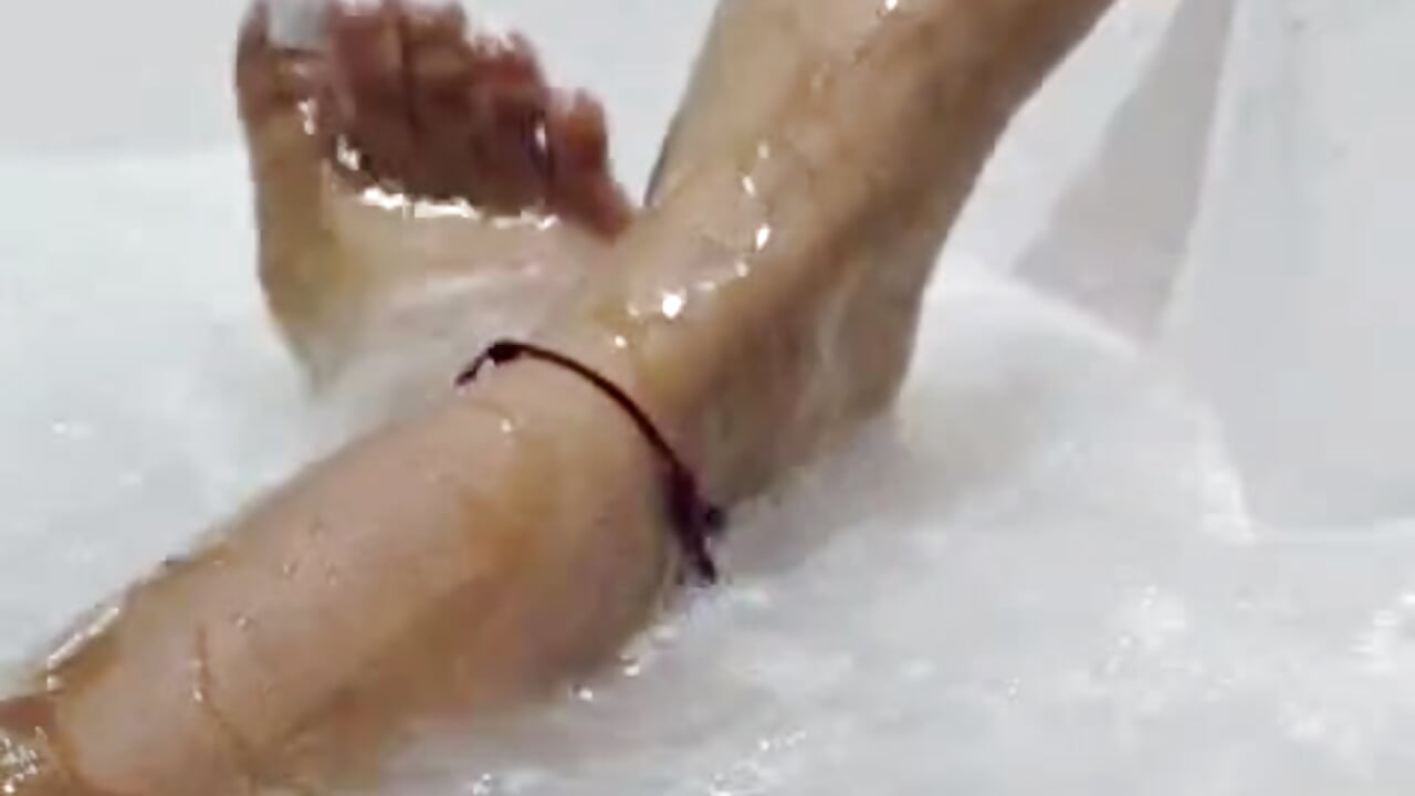 SHOW OF FEET IN THE WATER 🎀🎁 - video by _ALLYSON18_ cam model