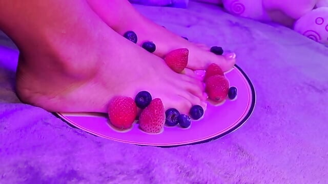 For lovers of feet, I know you expected your dinner 🔥👣🔥 - video van Brisa_blue cam-model