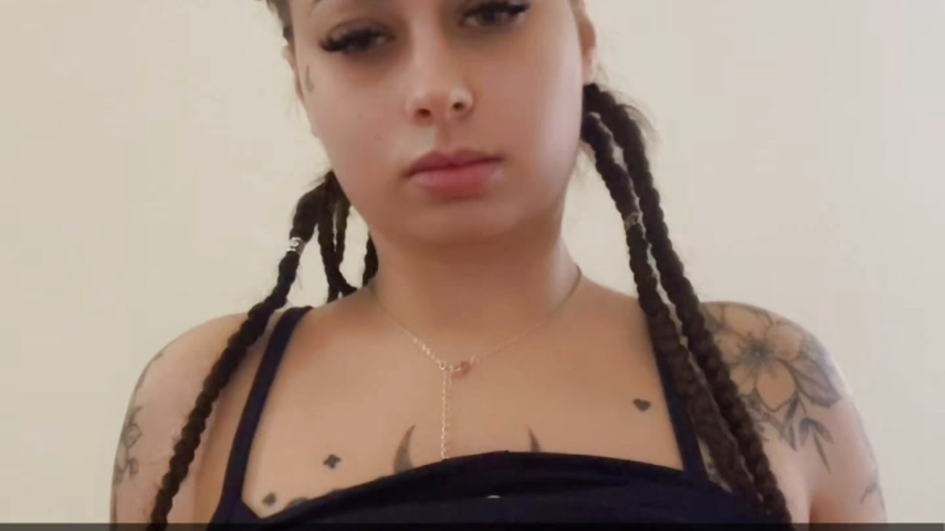 Le visage et les seins de Lolo😋 - video by queenlo_xxx cam model