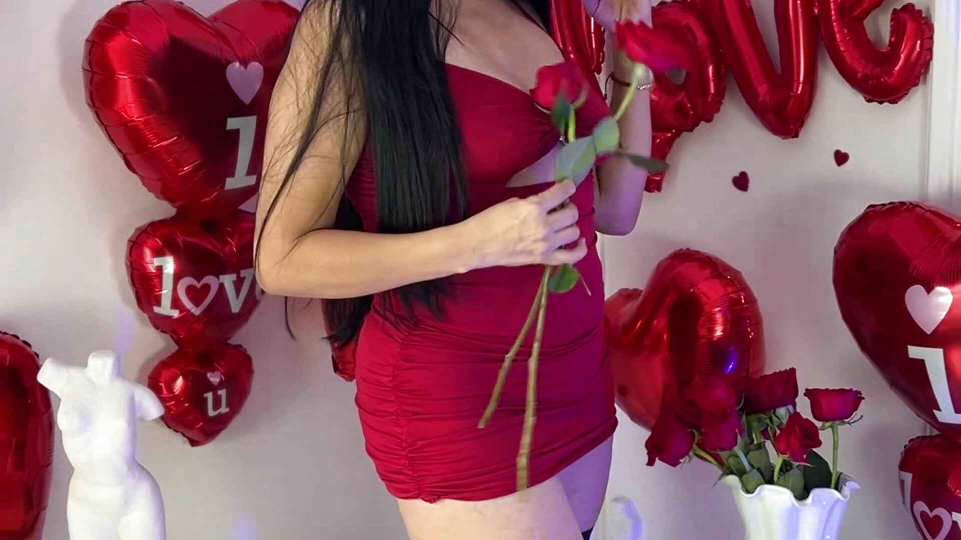 Red for passion, red for me. Come celebrate Valent ...🌹🌹🌹 - فيديو من AlizonMoreti موديل الكام