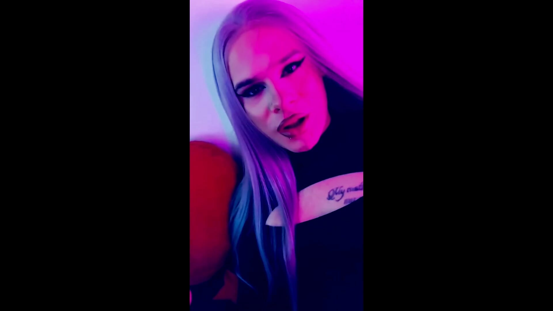 Smoke - วิดีโอโดย EvelynLexy โมเดลแคม