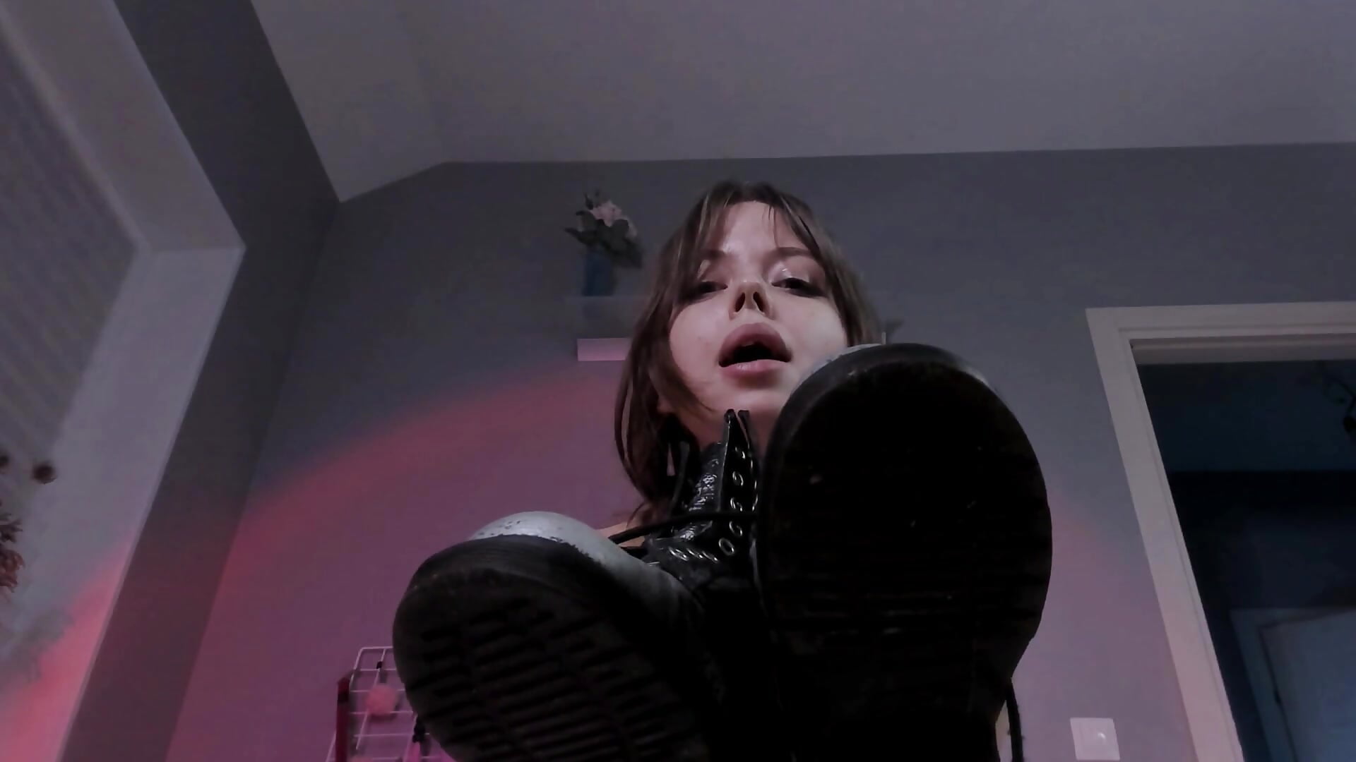 Brat catches you jerking to her Dr. Martens - відео від вебкаммоделі hype_meal_home