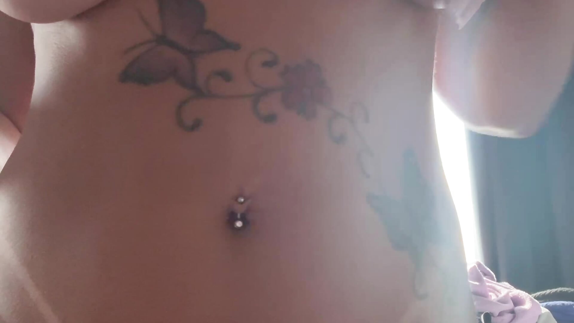 Applying cream on the body - video av R_KawaHot cam model