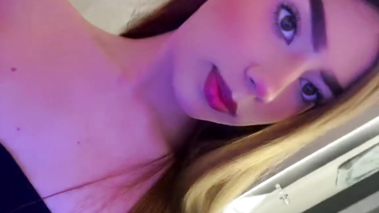 kisses guys 💕 - video by Ashley_piinkk_ cam model