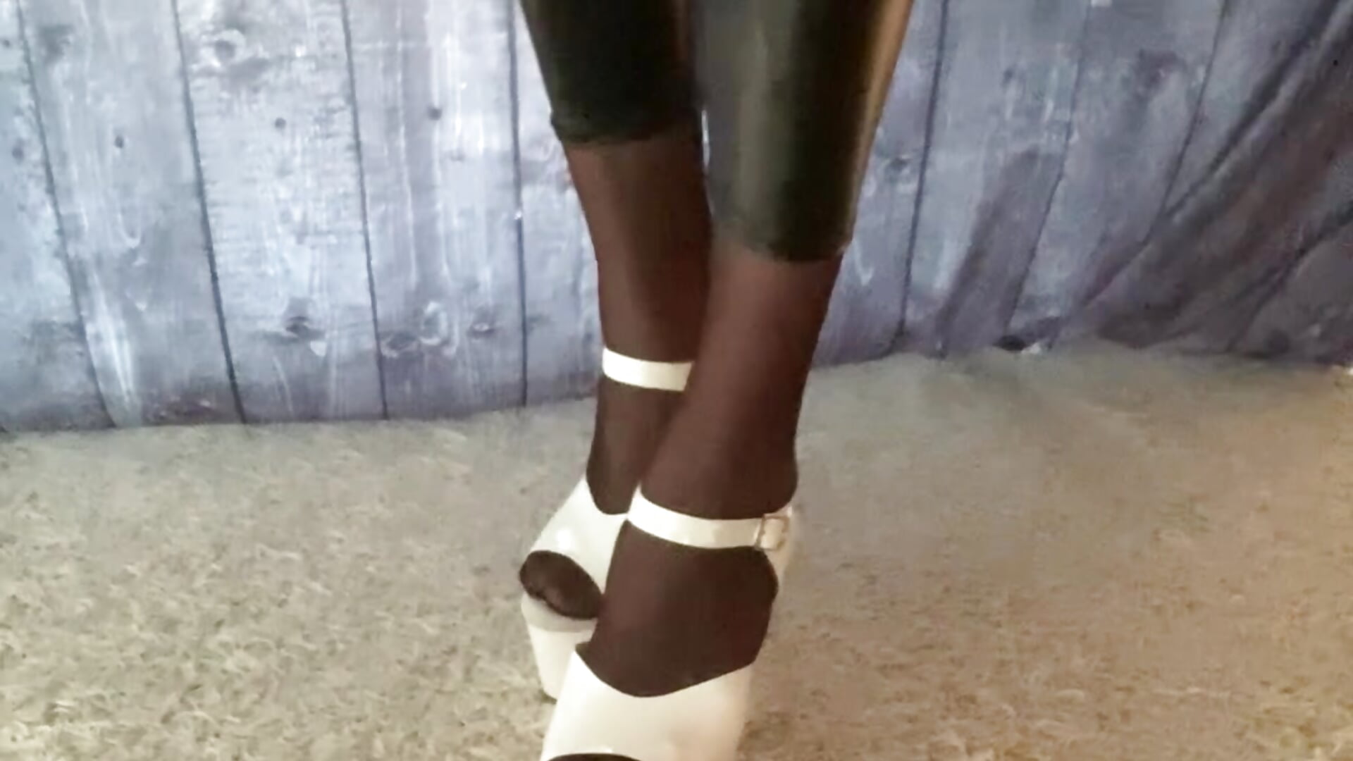 Weiße High Heels, schwarze Nylons und Glanzleggings 🤍🖤