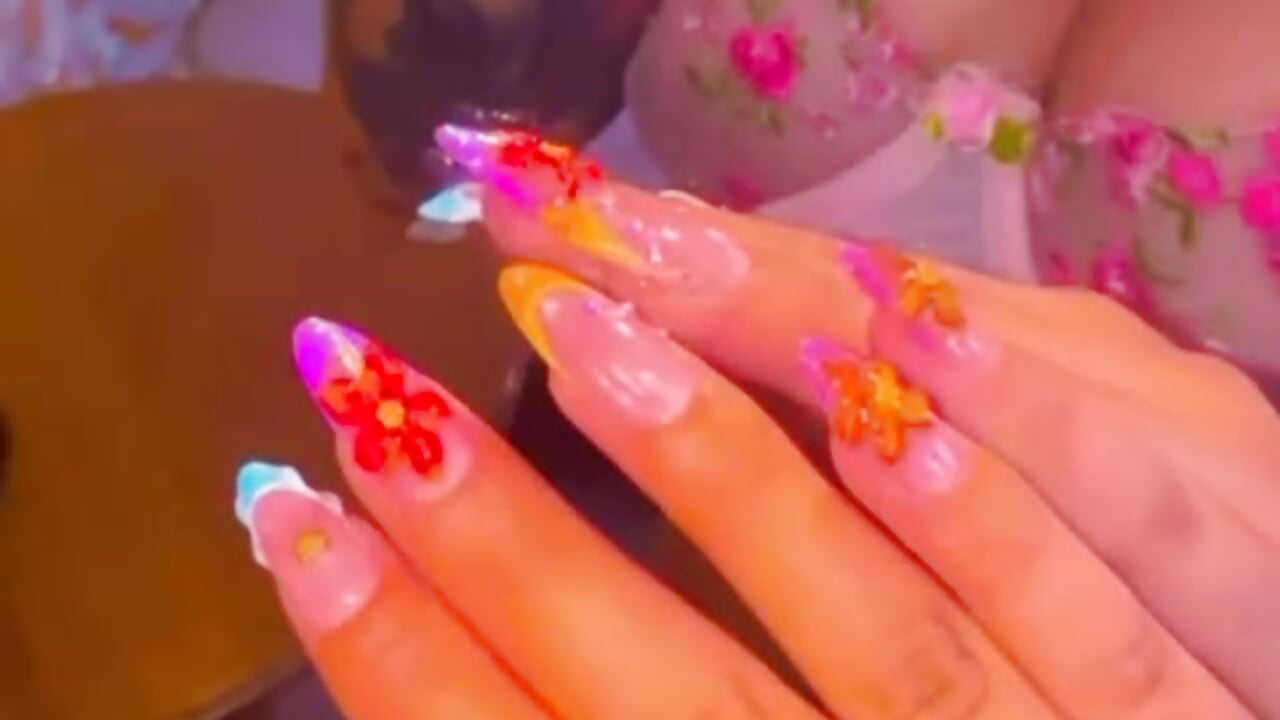 Do you like my mermaid nails? 😻🌸 – video modela na kameri Paiige_peach