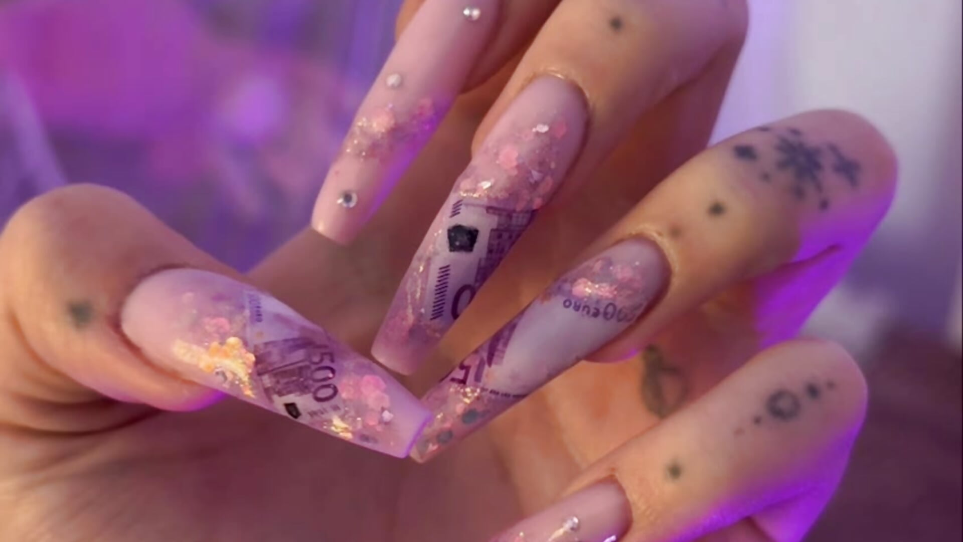 i snap fingers- you put money in my palm - video oleh model kamera AliceSunday