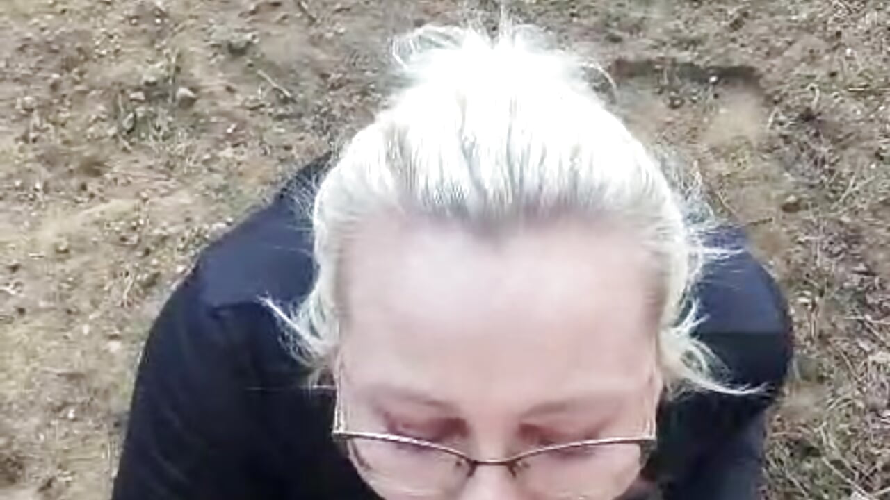 Outdoor deepthroat - video by Kinky_Celin93 cam model