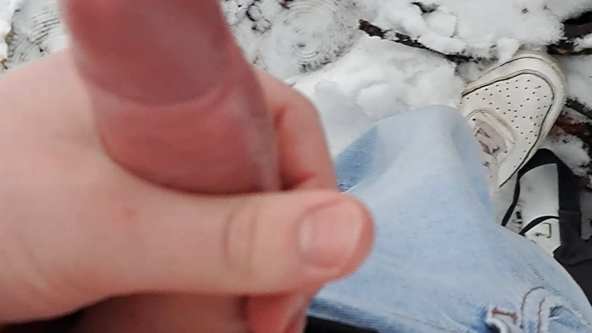 Öffentlich auf dem Parkplatz im Schnee abgespritzt 😱🍆💦