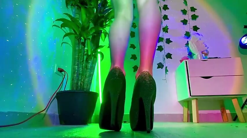 heelps - video by MissTokio1 cam model