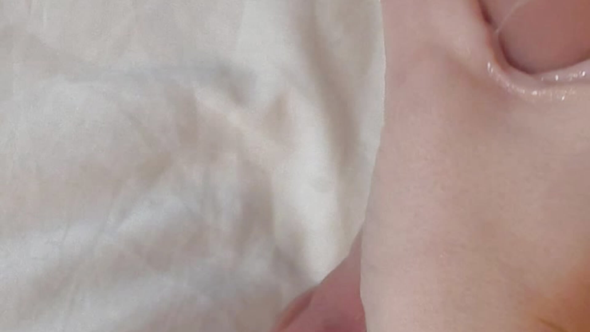 Messy handjob - video by MinnieDrew cam model