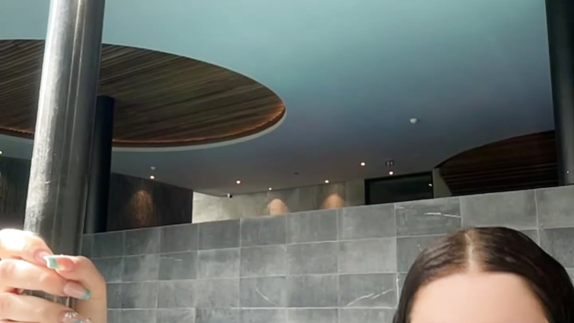 Dans la piscine 👅 - video van Neneparisxll cam-model