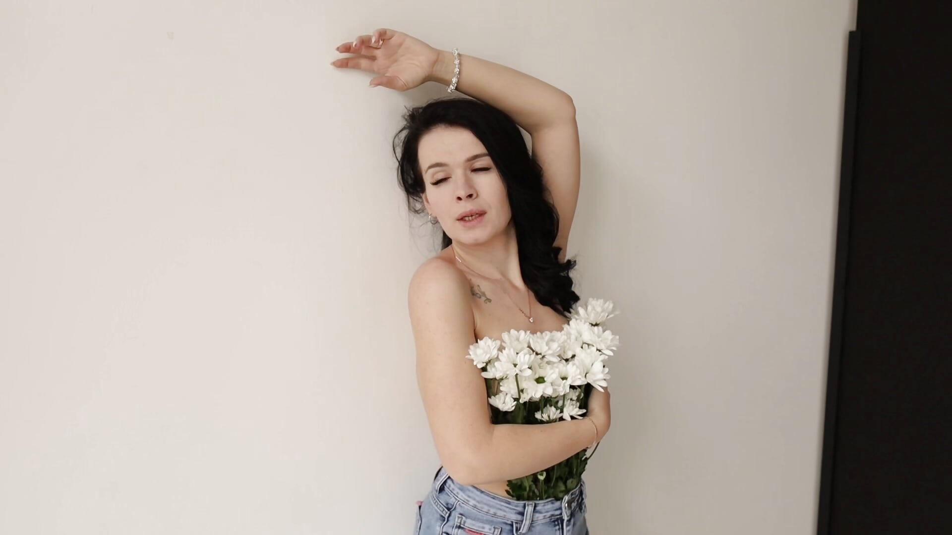 Unpack me - video by JasmineKouch cam model