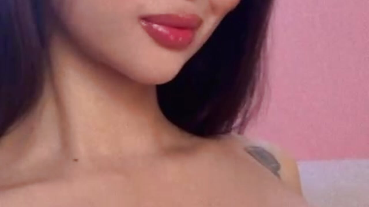 Want to be my favorite secret tonight? 🤫😘 – video modela na kameri ValeriaVelvet