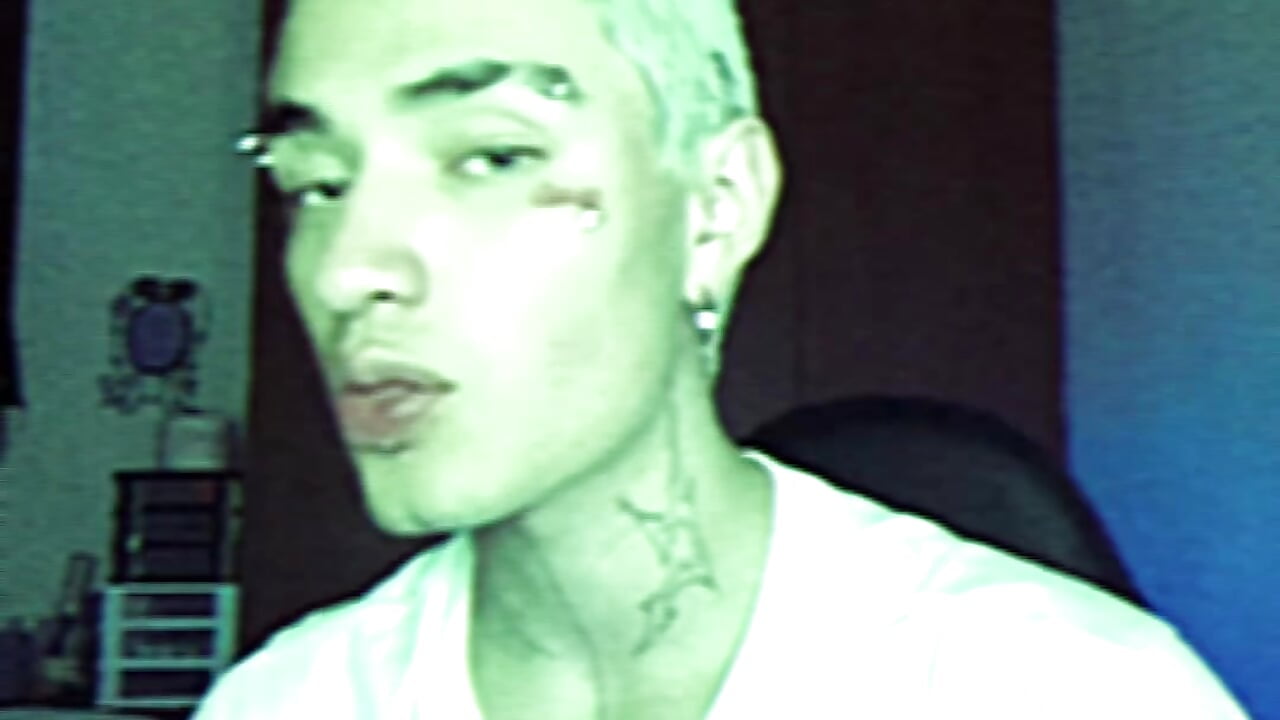 Kiss me 😏 - video by santikhalifa cam model