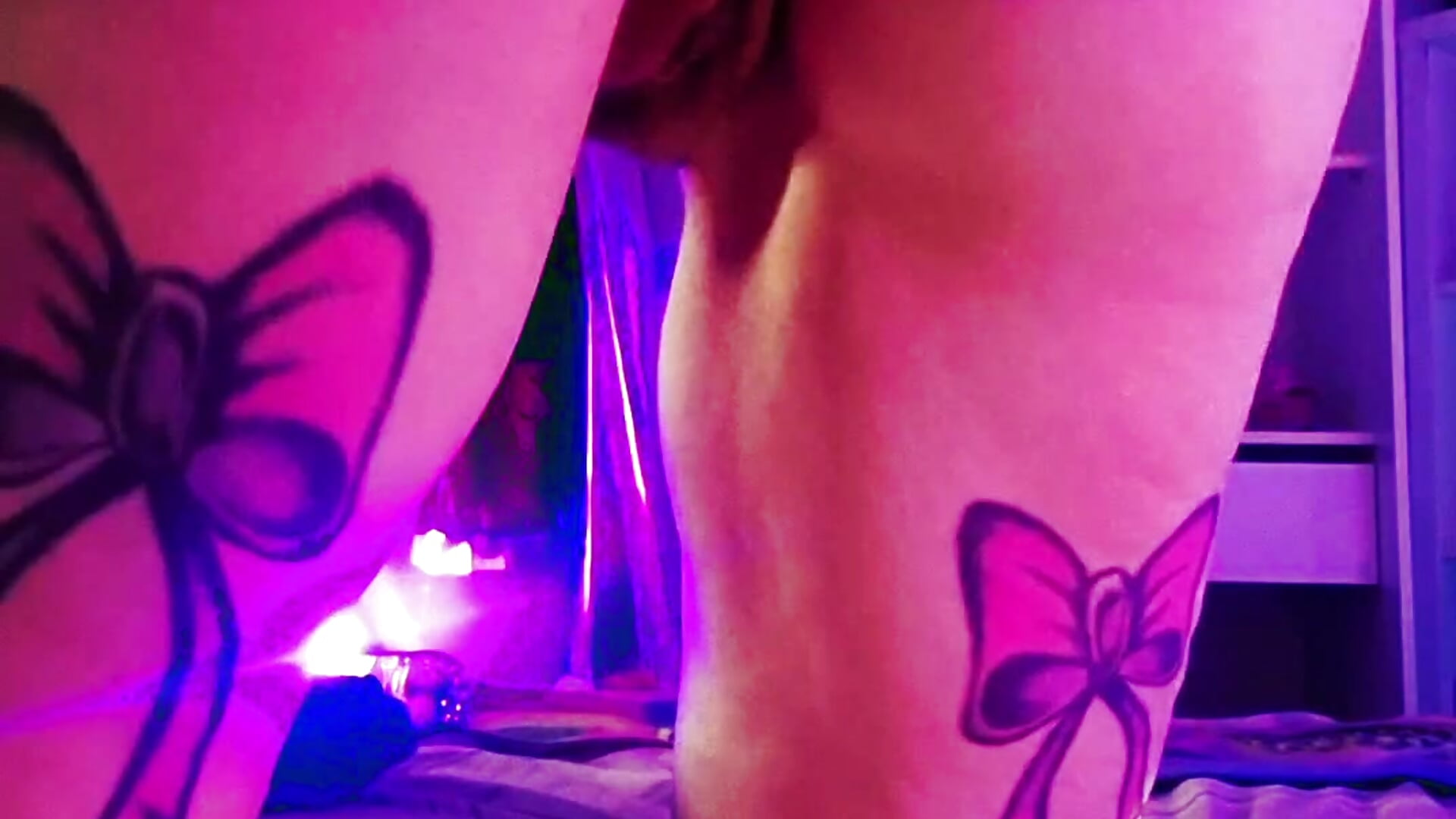 Grosse cochonne levrette et jus qui coule - vidéo du modèle de showcams Stripgirl31