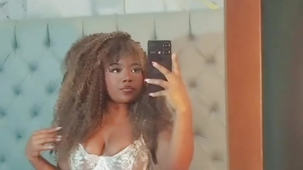 How do you think of my outfit? - video by Scarlett_diaz17 cam model