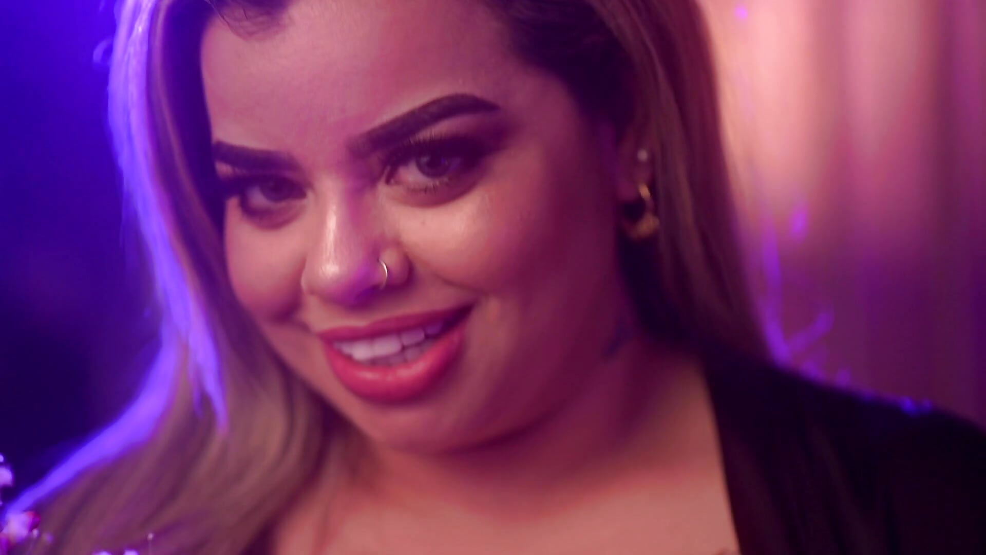 The sensuality of some dangerous Latin curves - video của người mẫu cam MiahJoness