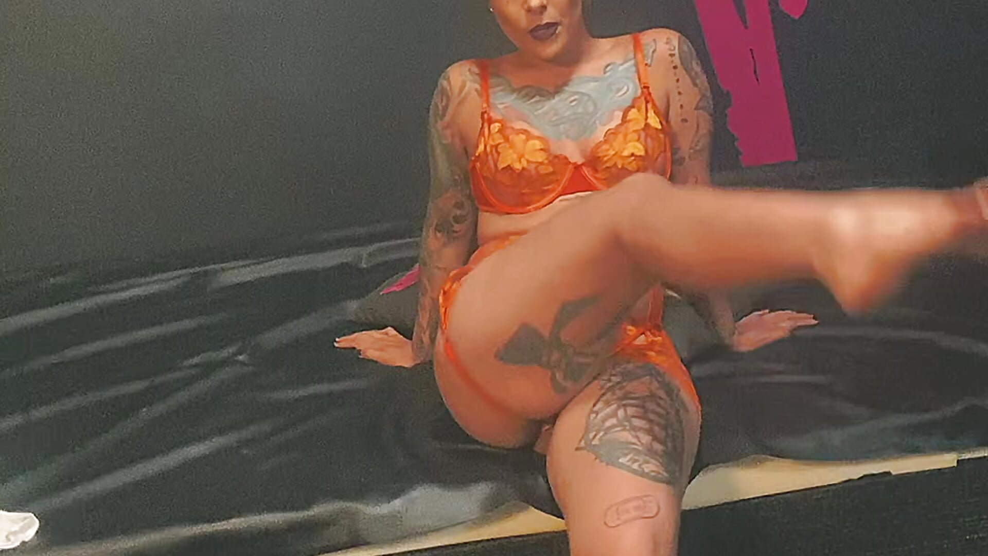 Make me cum : full vid on OF and F2F - video by Vitriholyc cam model