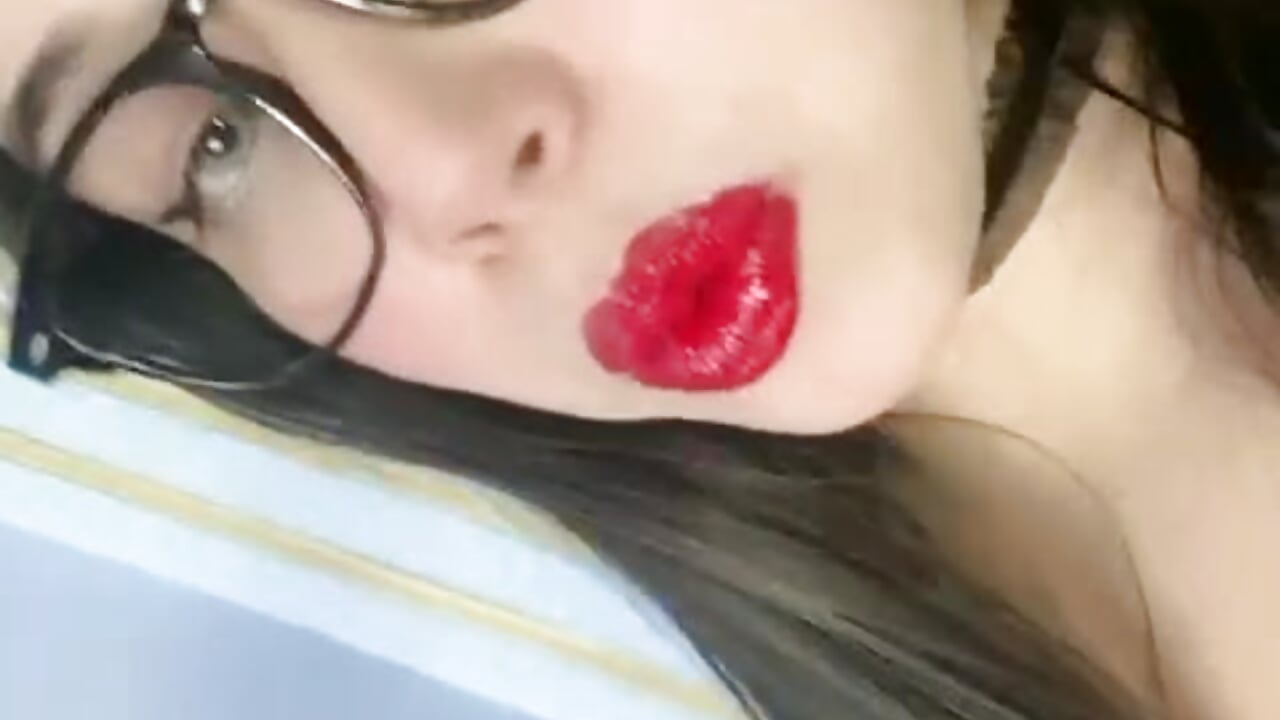 Kiss or do you dare to steal it? 😘🔥 - video di melaniecooperr modella di cam