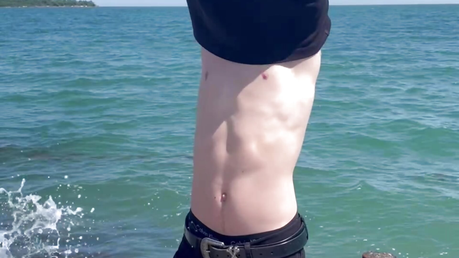 Taking off my t-shirt near the sea - 視頻由 calvin_love_you 主播提供