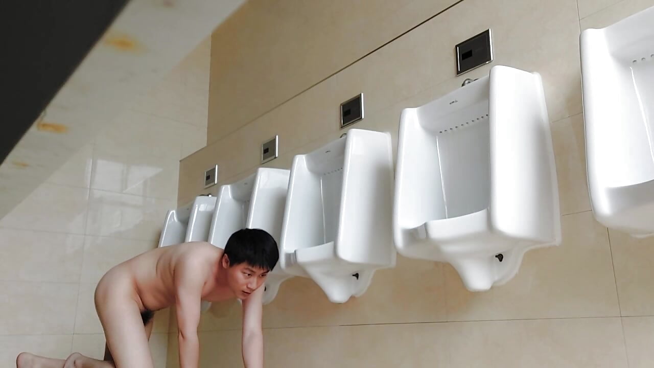 公厕爬行