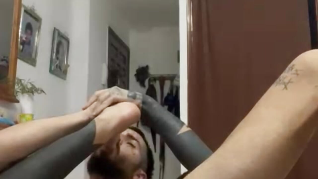 Jugando con mis pies - video by charlye_inkkkk cam model