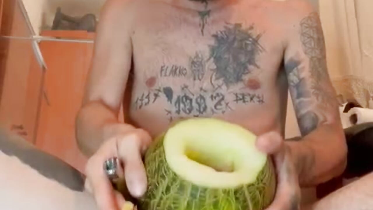 Follando un melon - video by charlye_inkkkk cam model
