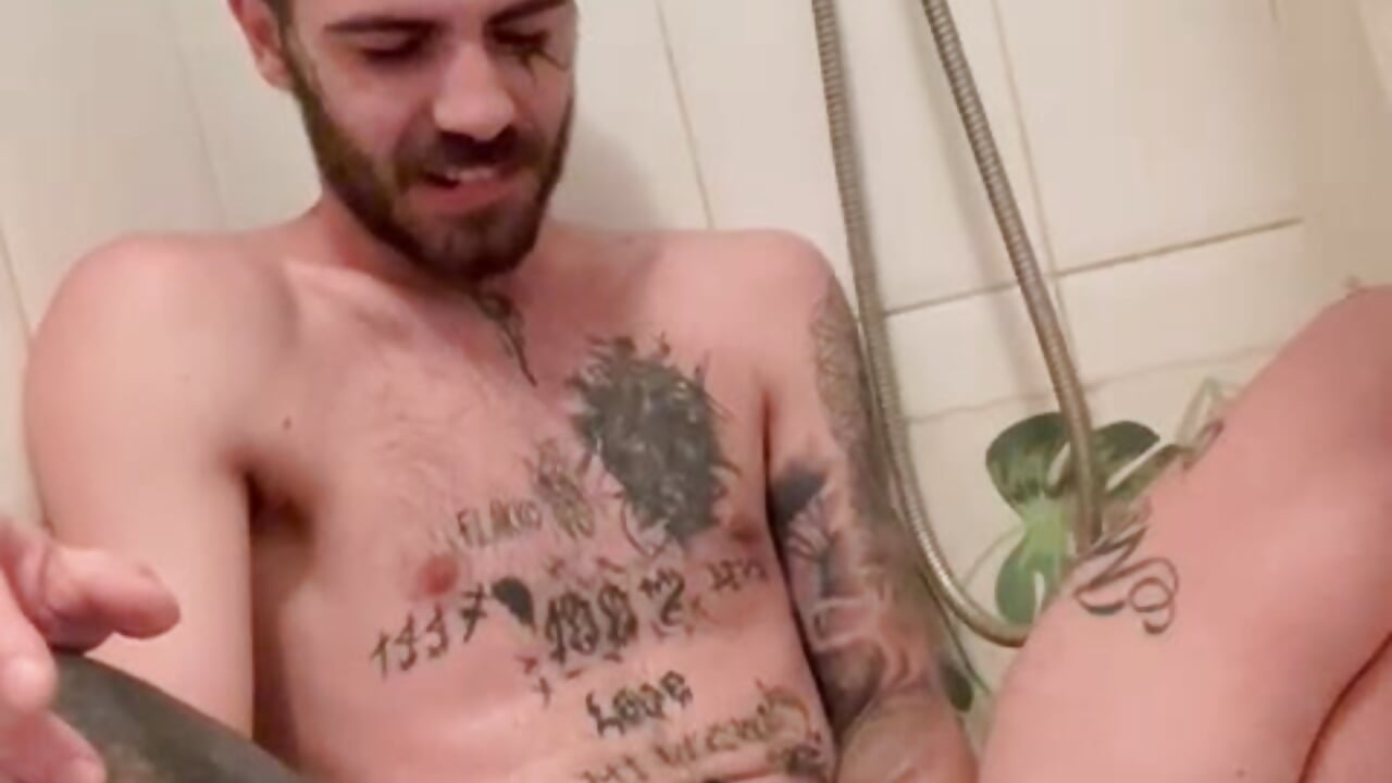 Orinandome todo el cuerpo - video by charlye_inkkkk cam model