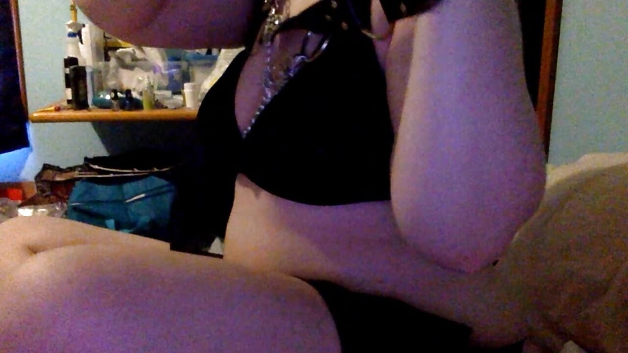 Leather Harness – video af MABlueLilly