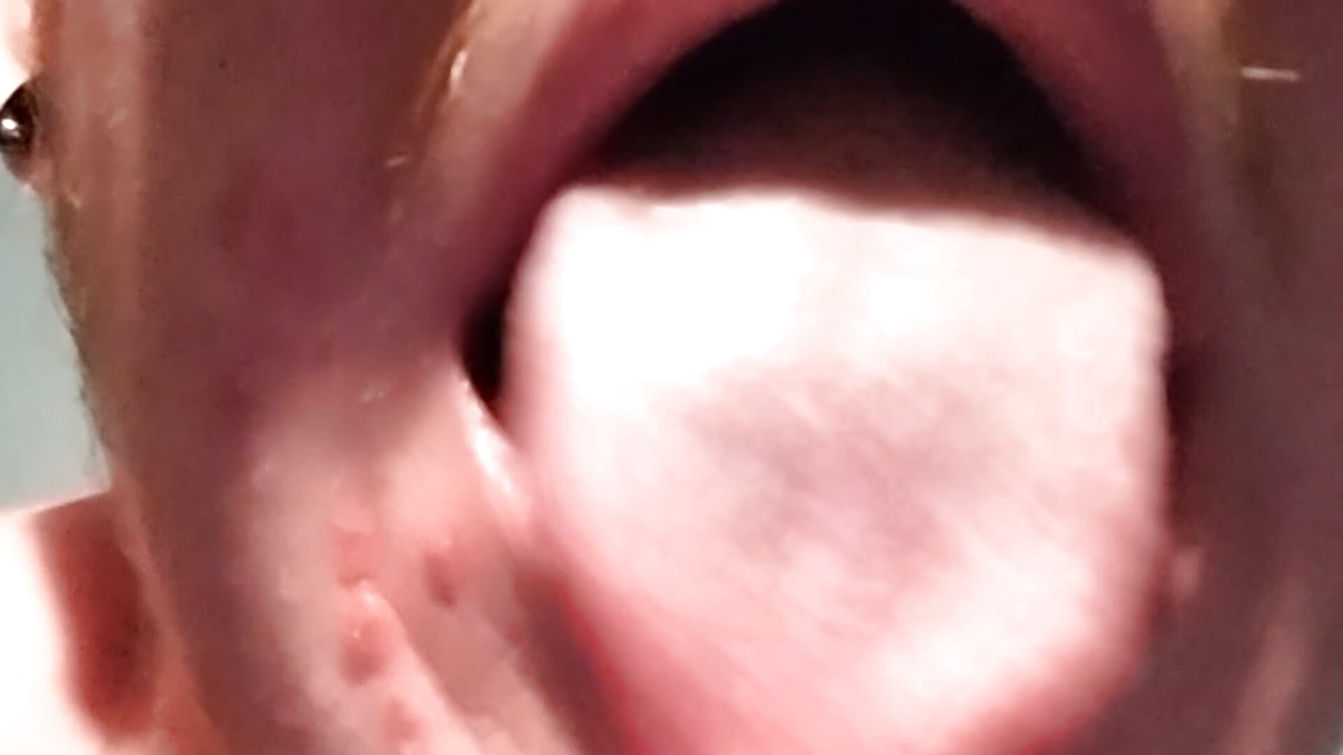 Tongue – video af MABlueLilly