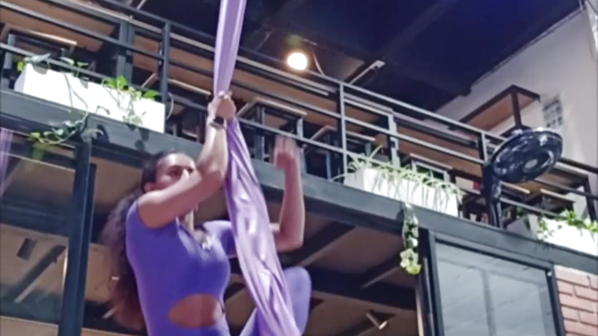 You ask me why I have strong arms? Here's the answer.🔥💜 - vídeo de la modelo de cam Alaia_Love77