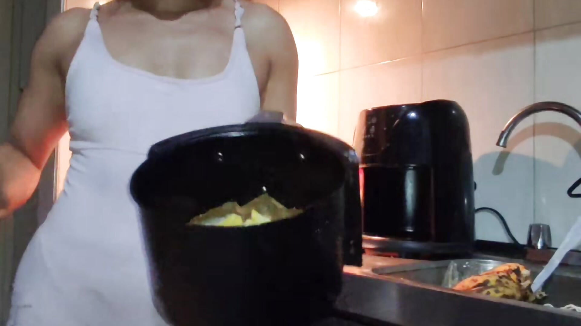 Muy sexy cocina - video by amazonafit_ cam model