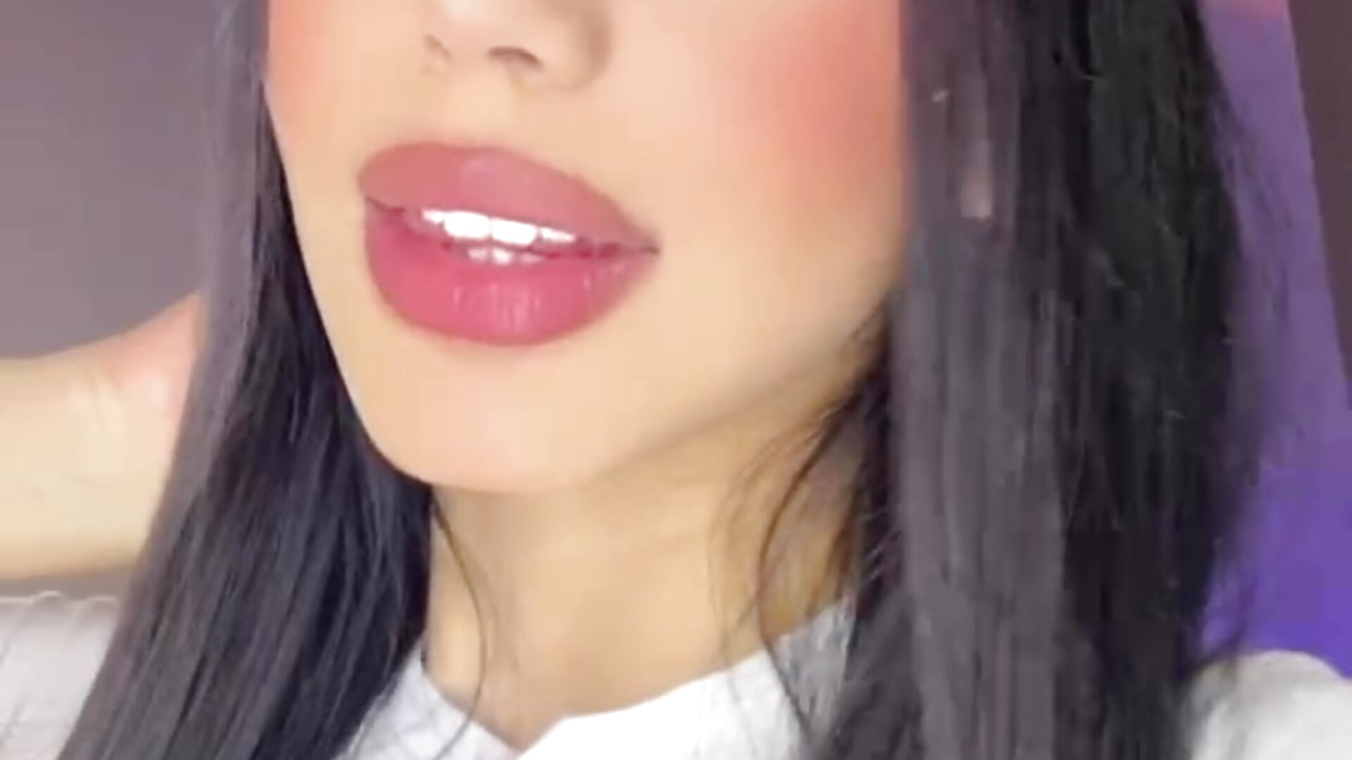 happy tuesday! Tell me about a song that you love? - vídeo de JulietaCheerr modelo de câmara