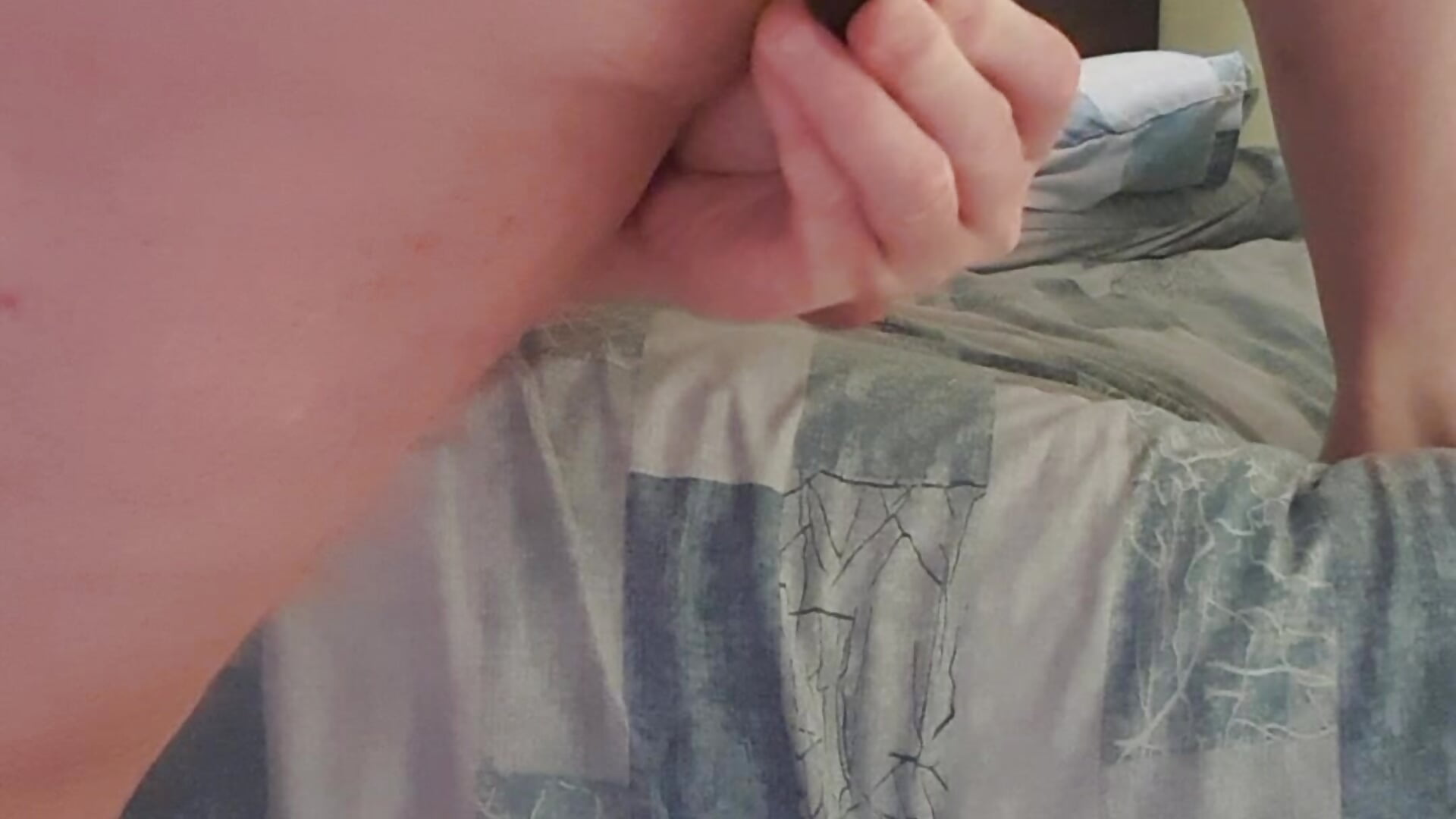 Inserting a butt plug – video modela na kameri Just_a_fat_man
