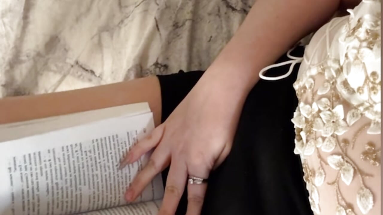 What your favorite book?😝😈 - Vídeo de AnnabelleKelly